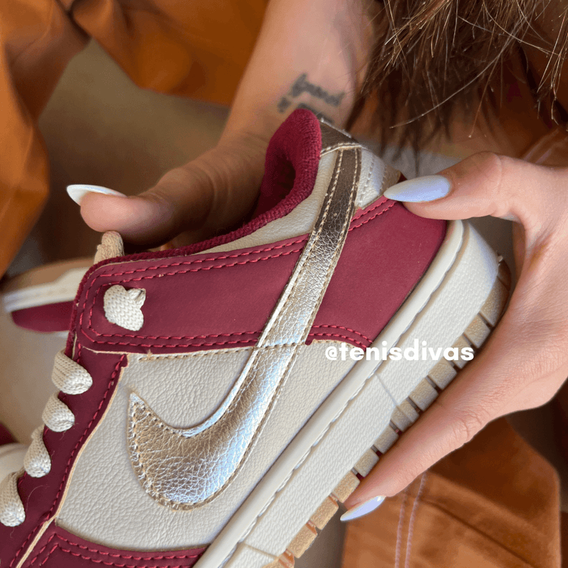 Tênis Nike Dunk SB Bordo Ouro Light Premium - Loja Menina Maluca